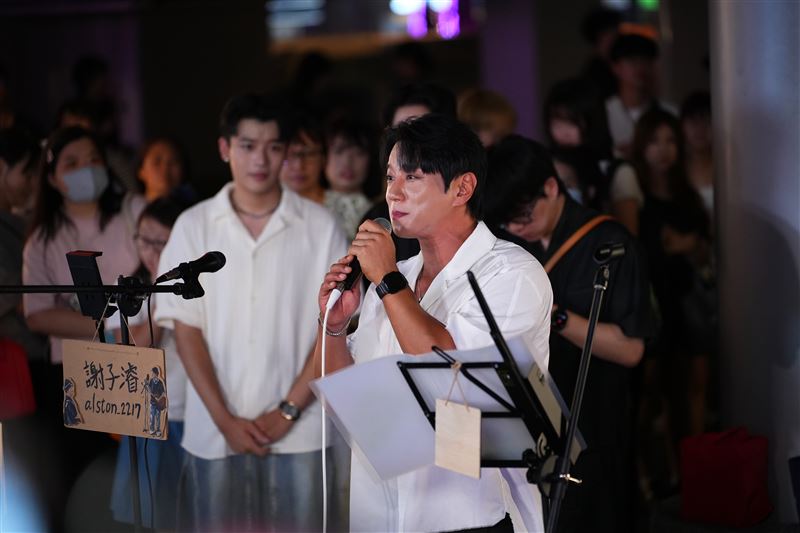 韓國歌手黃致列無預警現身台北信義區街頭舉辦快閃公演。(圖/讀者提供)