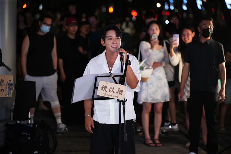 韓國歌手黃致列無預警現身台北信義區街頭舉辦快閃公演。(圖/讀者提供)