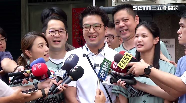 民進黨台北市長參選人沈伯洋太平市場掃街拜票(圖/翻攝畫面)