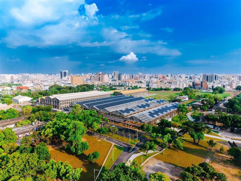 由台鐵高雄機廠舊工廠改建的室內兒童樂園將於8月8日父親節當天開幕。(圖/飯店旅宿業者提供)