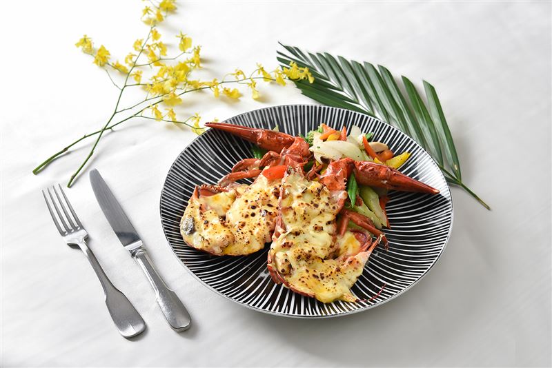 高雄福華HOVII Cafe推出白酒奶油炙烤活龍蝦佐季節時蔬加購優惠,為節慶餐桌增添奢華風味。(圖/飯店旅宿業者提供)