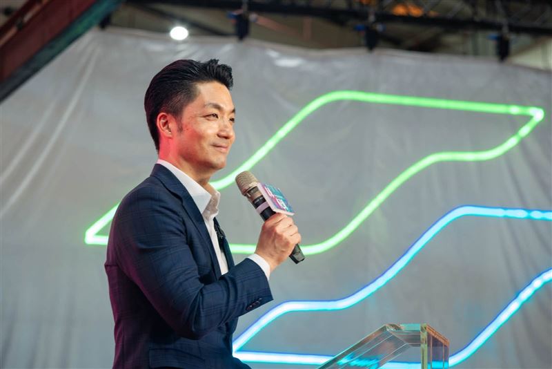 吳靜怡說,蔣萬安一句「衝著我來!」成為經典笑話。(圖/翻攝自蔣萬安臉書)