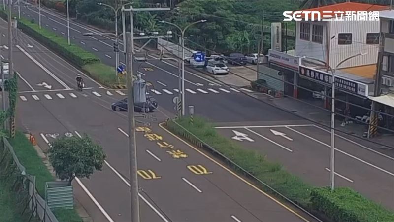 從另一個角度看更清楚,雙方車速都不慢。(圖/翻攝畫面)