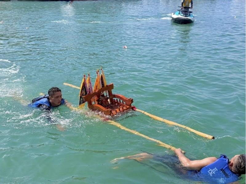 水上抬轎接力賽。(圖/翻攝自大樹房觀林寺 觀音媽粉絲專頁)