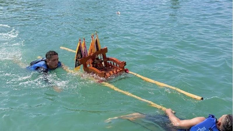 恆春觀林寺水上抬轎 外籍遊客也下海參戰