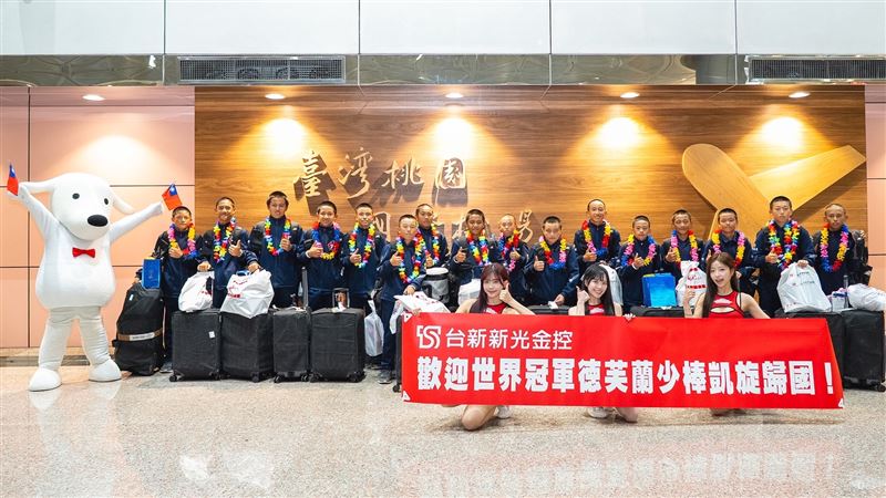 台中德芙蘭少棒隊赴日征戰傳回捷報,以8比1壓倒性比數擊退日本隊,霸氣奪下世界軟式少棒錦標賽冠軍。曾因經費不足險些錯失舞台的小將們,在台新新光金控的及時奧援下順利圓夢,不僅展現超強韌性,也讓台灣基層棒球實力再次揚威國際。(圖/台新新光金控提供)