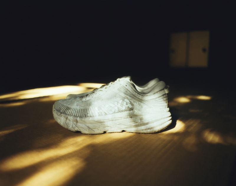 HOKA × BEAMS Bondi 7兩款迷彩配色,分別取材自庭園大地色調與古寺木材的風霜質感。(圖/品牌業者提供)