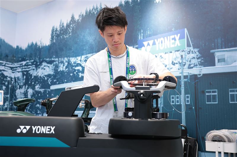 Yonex Taipei Showroom提供客製化服務專區,包含專業球拍穿線服務,由專業團隊依據消費者需求提供完善的選購與使用建議。(圖/品牌業者提供)