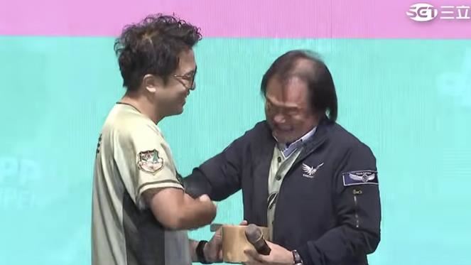力挺沈伯洋選台北市長 王世堅親贈這禮物