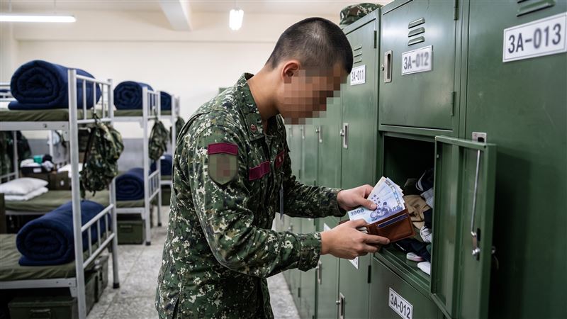 二兵在海軍新兵訓練中心寢室,徒手開啟同袍內務櫃,偷走放置在內務櫃錢包內的3000元現金。(示意圖/AI製圖)