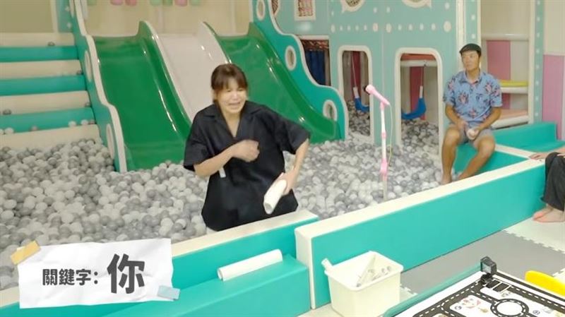 姚元浩不斷用球丟曾沛慈。(圖/翻攝自YouTube)