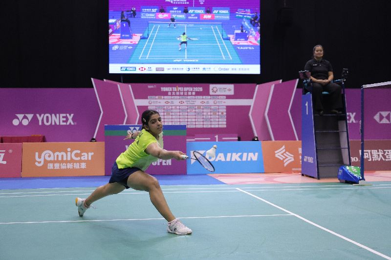 印度小將夏爾馬(左)2日在台北羽球公開賽女單決賽獲勝,成為賽史上最年輕的冠軍得主。(圖/中央社)