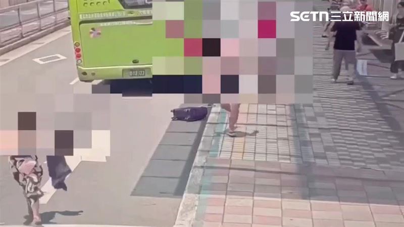 北市陳姓遊民在台北車站前公車站攻擊菲律賓籍女遊客，遭熱心的美國籍男子壓制在地。（圖／翻攝畫面）