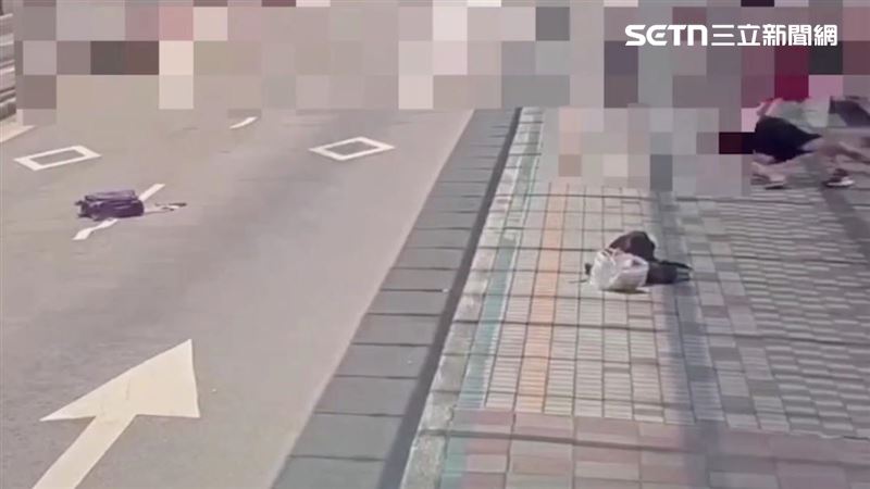 北市陳姓遊民在台北車站前公車站攻擊菲律賓籍女遊客，遭熱心的美國籍男子壓制在地。（圖／翻攝畫面）
