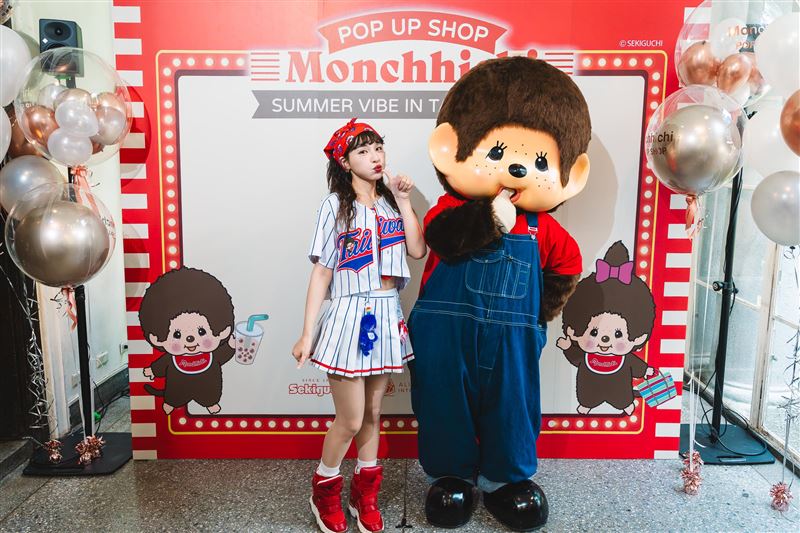 Monchhichi快閃店一日店長峮峮(左)與Monchhichi（右）。（圖／品牌業者提供）