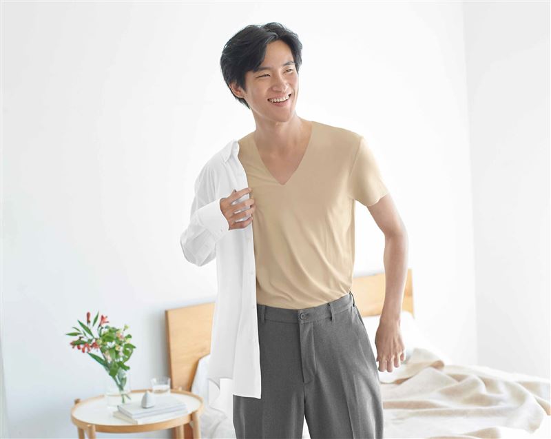 AIRism抗異味網眼V領T恤，期間限定優惠NT$290。（圖／品牌業者提供）