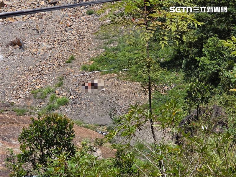 他騎北橫公路突「墜70米深谷」慘死，30名同行車友直擊瞬間嚇傻。（圖／翻攝畫面）