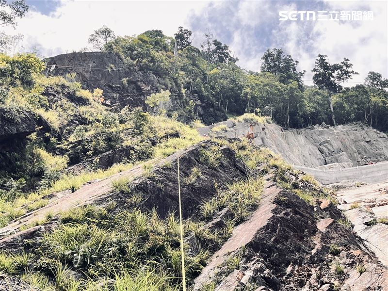 他騎北橫公路突「墜70米深谷」慘死，30名同行車友直擊瞬間嚇傻。（圖／翻攝畫面）