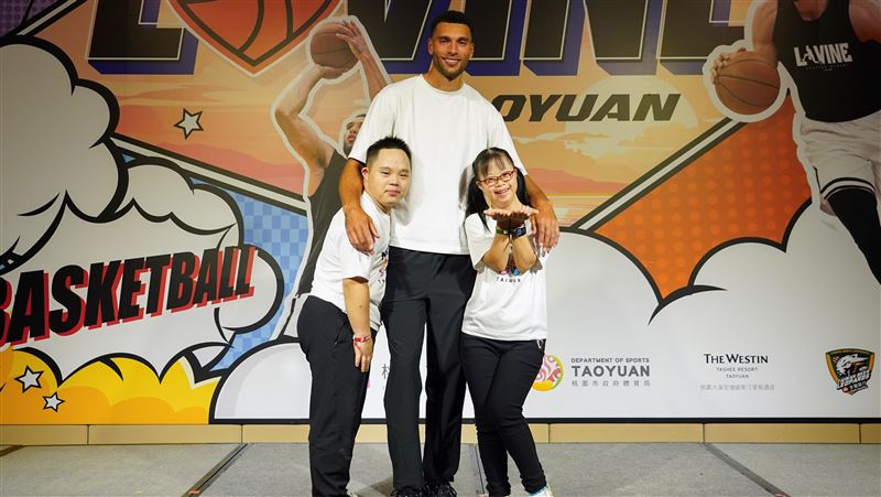 現役NBA飛人級球星拉文(Zach LaVine)於2日上午10時,特別出席在桃園大溪笠復威斯汀度假酒店舉辦的「LoVine 桃園(Love in Taoyuan)」公益交流活動。(圖/台啤雲豹提供)