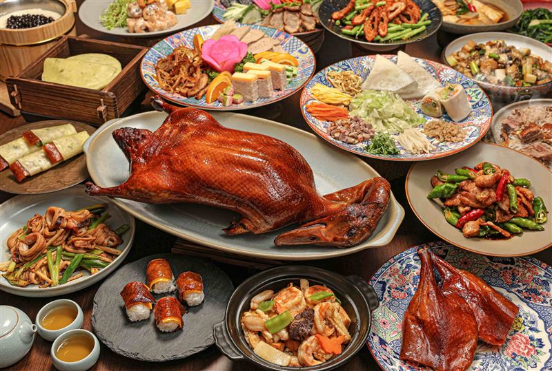 入住北投晶泉丰旅「感謝老爸．一泊二食」，與家人共享泉源閣「總舖師烤鴨饗宴」。（圖／飯店旅宿業者提供）