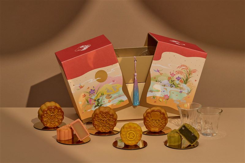 《花嫁映月》中秋奢華雙層禮盒，內含六款月餅與「清輝」硝子雙杯。（圖／飯店旅宿業者提供）