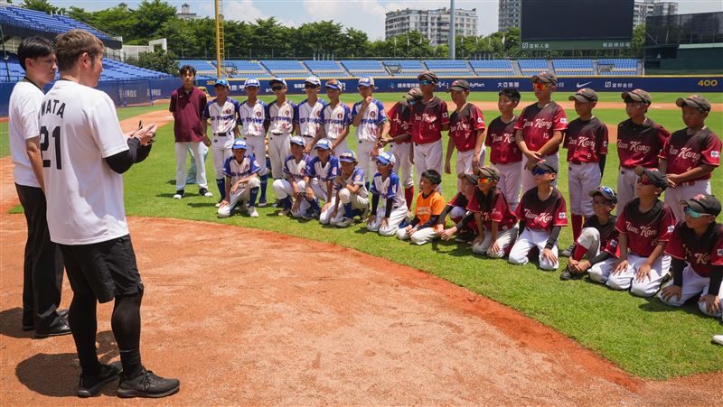 富邦悍將森野将彦和阪神虎傳奇球星岩田稔共同指導少棒選手。(圖/富邦悍將提供)