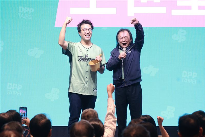 接任競辦副主委的民進黨立委王世堅今天也特地送給民進黨台北市長參選人沈伯洋「水瓢」。(圖/民進黨台北市黨部提供)