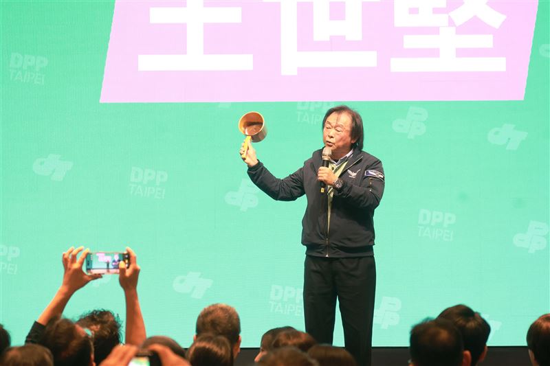 接任競辦副主委的民進黨立委王世堅今天也特地送給民進黨台北市長參選人沈伯洋「水瓢」。(圖/民進黨台北市黨部提供)
