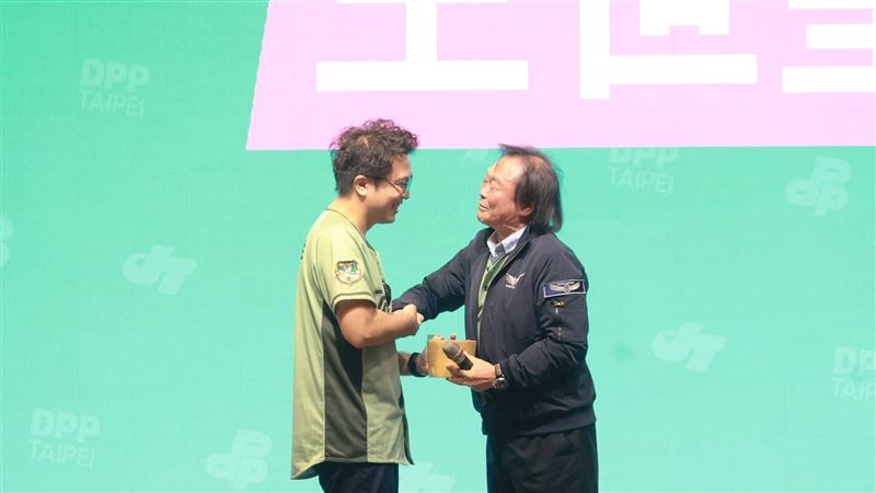 力挺沈伯洋選台北市長　王世堅親贈這禮物
