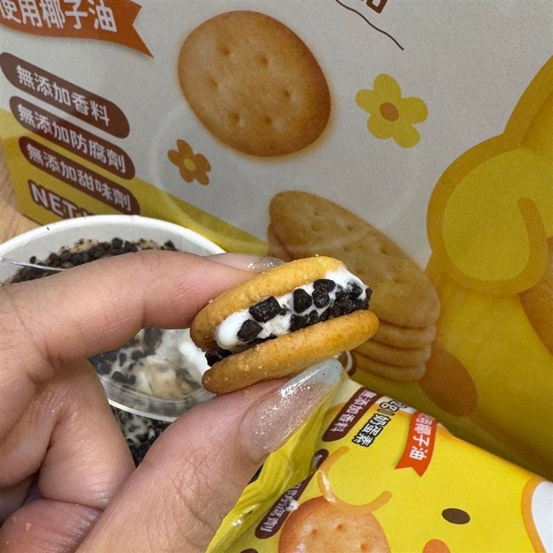 原PO推薦小蛋餅夾冰淇淋。(圖/翻攝自Costco好市多 商品經驗老實說)