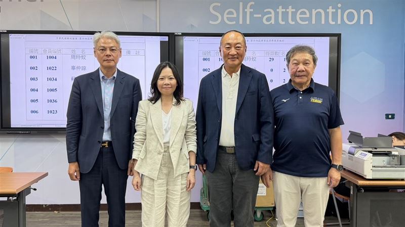 中信育樂副總周玲妏當選棒協理事長(左2)、鍾富瑋(左1)、張大鵠(右2)、林華韋(右1)當選副理事長。(圖/中華民國棒球協會提供)