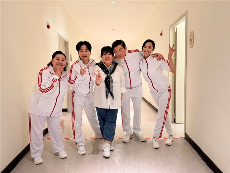 杜詩梅(中)擔任驚喜嘉賓,演出後與(左起)鍾欣凌、唐從聖、曾國城、康茵茵於後台合影。(圖/英雄會文創劇團提供)