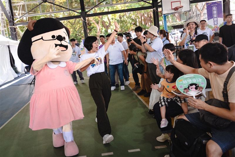 民進黨新北市長參選人蘇巧慧今(2)日舉辦「水獺媽媽樂園鶯歌場」。(圖/蘇巧慧競辦提供)