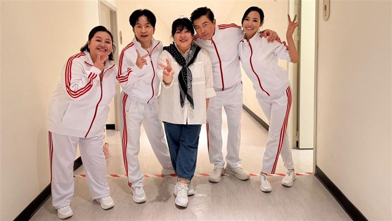 鍾欣凌「雙胞胎」現身 黃鐙輝神模仿伍佰