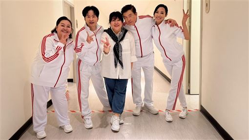 鍾欣凌「雙胞胎」現身　黃鐙輝神模仿伍佰
