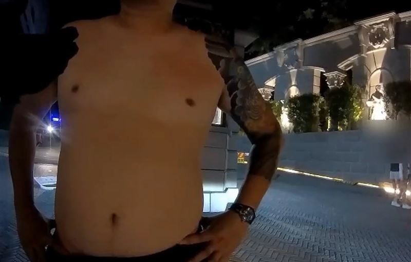 雷男酒後搭乘小黃返家,未料情緒失控,先是損毀社區柵門,還與計程車司機、社區保全發生衝突,之後更動手襲警。(圖/翻攝畫面)