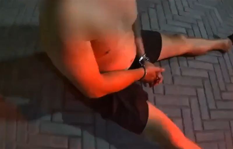 雷男酒後搭乘小黃返家,未料情緒失控,先是損毀社區柵門,還與計程車司機、社區保全發生衝突,之後更動手襲警。(圖/翻攝畫面)