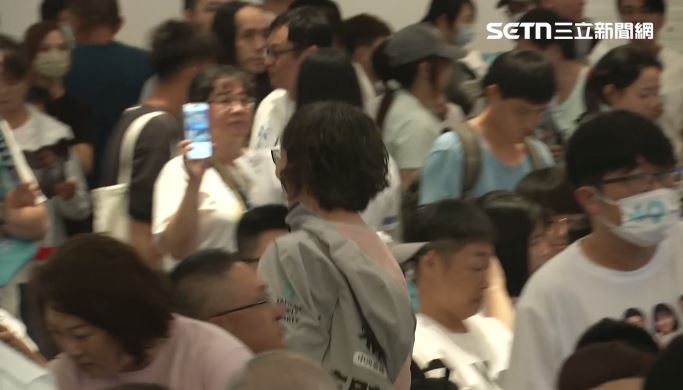 蔡壁如現身黨慶，在張啟楷致詞時，從後方離場。（圖／翻攝畫面）