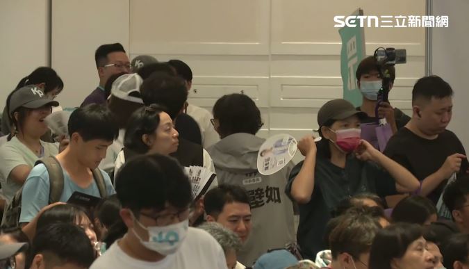 蔡壁如現身黨慶，在張啟楷致詞時，從後方離場。（圖／翻攝畫面）