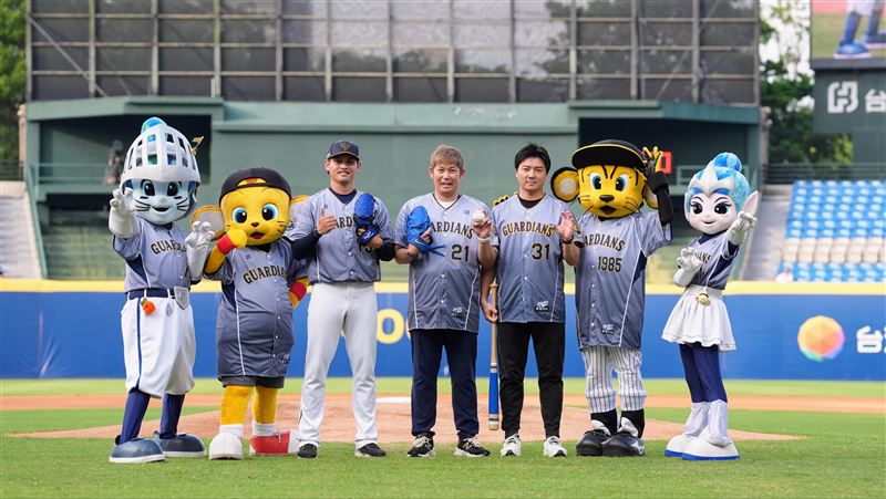 阪神虎退役球星岩田稔受邀開球。(圖/富邦悍將提供)