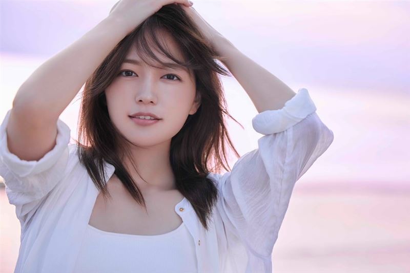 川口春奈公開與世界盃日本代表隊隊長板倉滉結婚的消息,兩人即將迎接第一個孩子。(圖/翻攝自IG @haruna_kawaguchi_official)