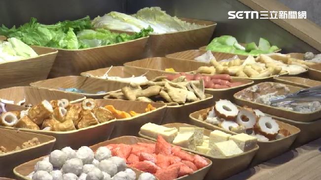 一名網友在高雄知名連鎖火鍋店內用餐,竟吃到「整隻螺」