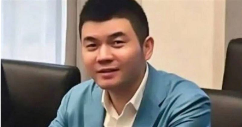 「太子集團」的幕後核心人物胡小偉(又名胡石、胡晏銘、陳小二)在日本被捕,已於7月29日遣送美國。(圖/翻攝自微博)