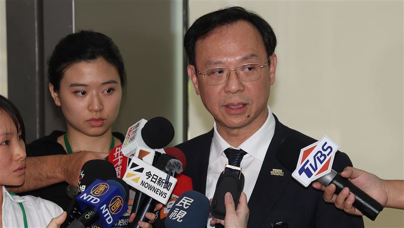 衛福部長石崇良(右)1日出席公開活動前受訪指出,台灣苦茶籽9成5仰賴進口,近期多家發生問題的苦茶油業者源頭都是嘉義源春製油廠,該廠聲稱在地卻提不出證明,疑涉自中國進口苦茶籽