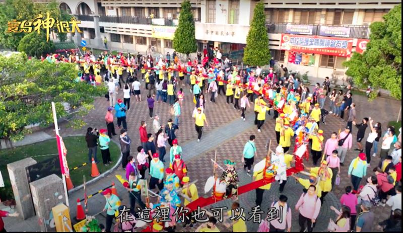 全台唯一龍頭鳳尾人力扛抬的蜈蚣陣。(圖/寶島神很大)