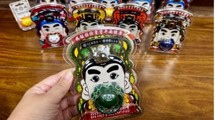 神明化身各式周邊。(圖/翻攝自大甲鎮瀾宮粉絲專頁)
