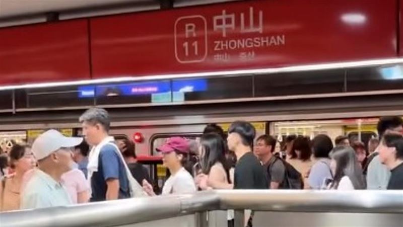 列車抵達中山捷運站,車上乘客隨即衝下車,目擊的網友表示「大家都嚇死了」。(圖/翻攝Threads@denny_06_28)