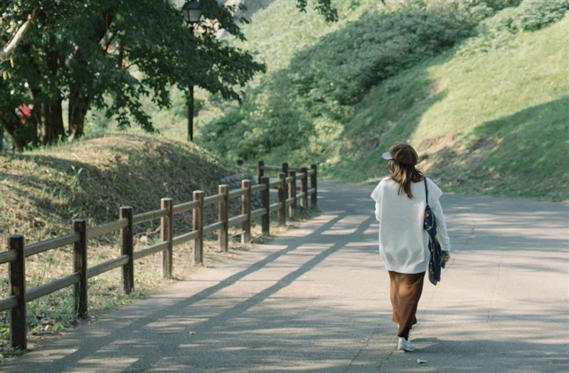 許多人嘗試透過散步減肥卻難以持之以恆。（示意圖/pexels）