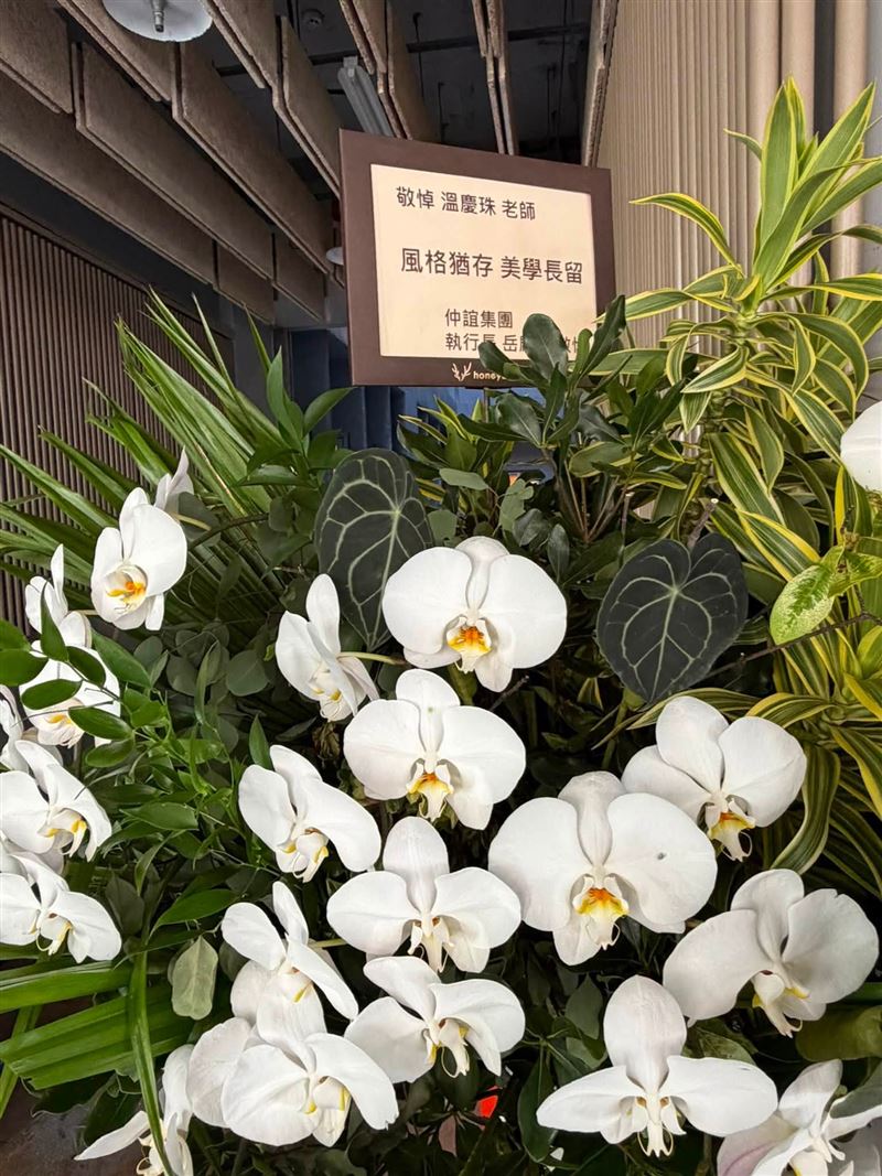 岳啟儒於溫慶珠告別式送上花籃致意。(圖/翻攝岳啟儒 一人份的勇氣臉書)