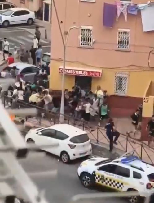 非法移民湧入商店洗劫財物,人數眾多、拿了就跑,警察也無法可管。(圖/翻攝自X平台 @juanBravoBaena)